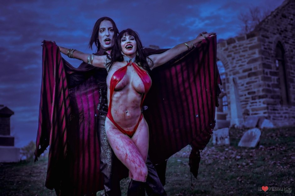 Эротический косплей вампирши