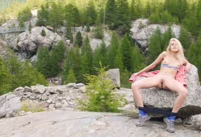 Голая жена на природе