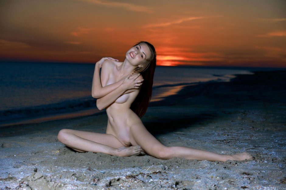 Голые девушки у моря