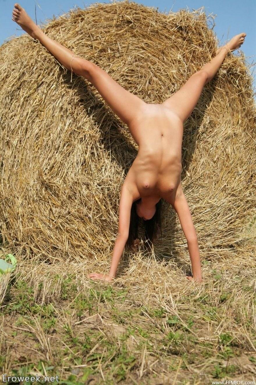 Фотосессия в сене голые