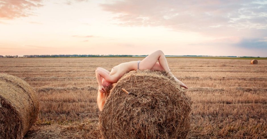 Эротическая фотосессия в сене