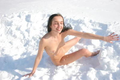 Голые женщины на снегу