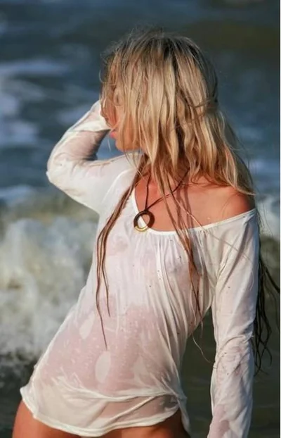 Девушка в мокрой рубашке