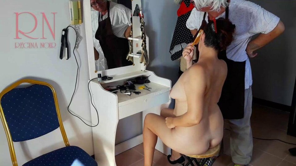 Парикмахерская с голыми бабами