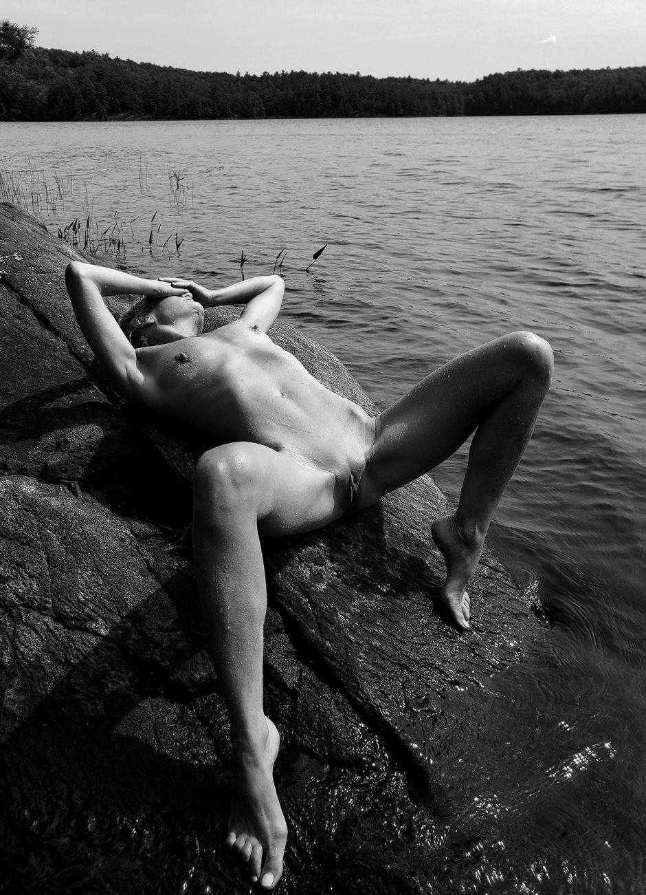 Голышом девушка