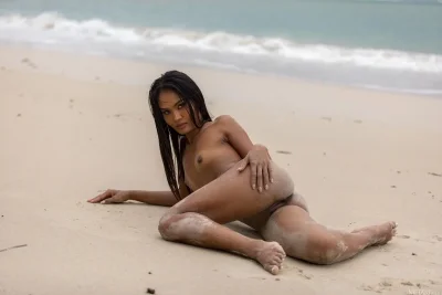 Обнаженная на пляже