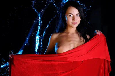 Девушка в красном