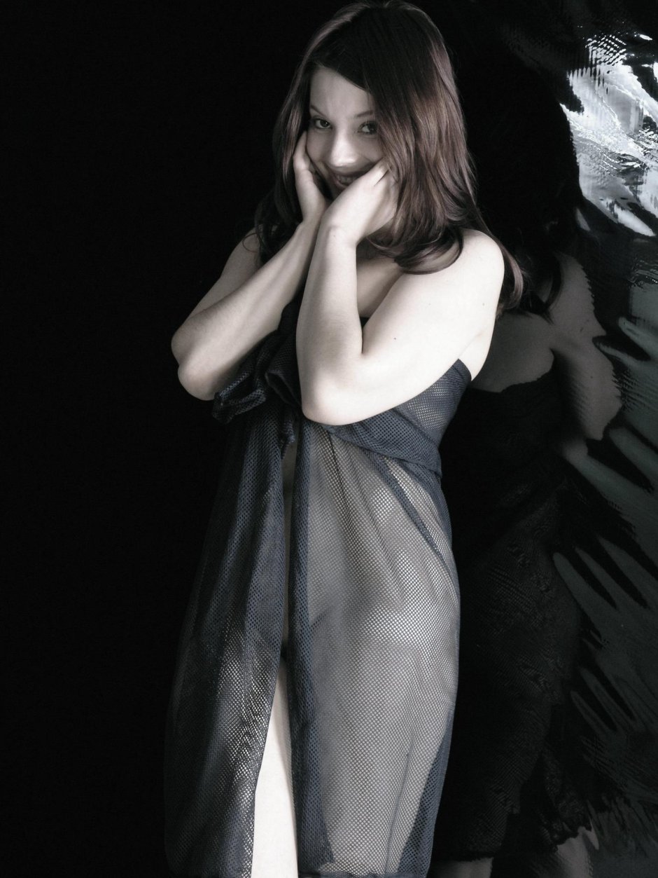 Девушка полуголая