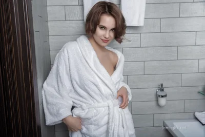 Девушка в халате