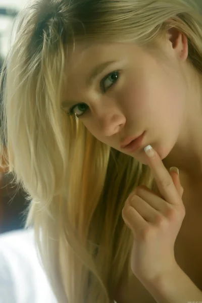 Блондинка девушка