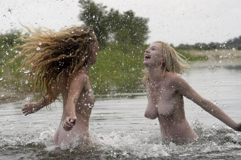 Голые девушки купаются в реке