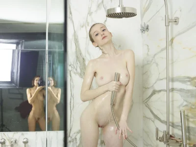 Эмили блум голая в душе