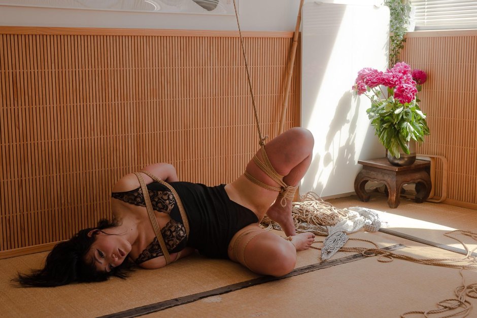 Связанная девушка шибари