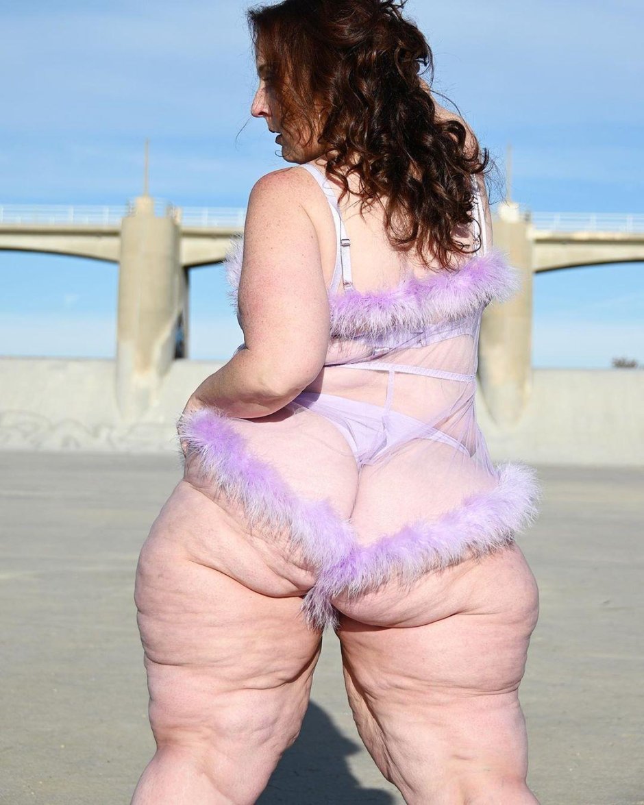 Толстая целлюлитная женщина