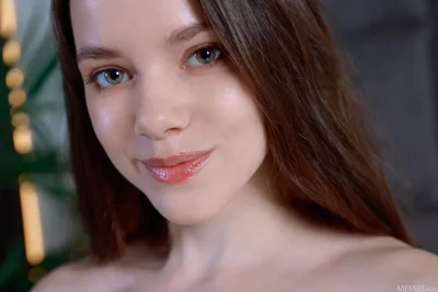 Голые шатенки с голубыми глазами