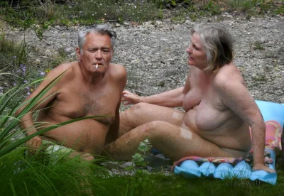 Голые старые пары на пляже