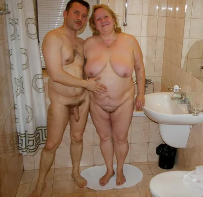 Пожилые толстушки в ванной