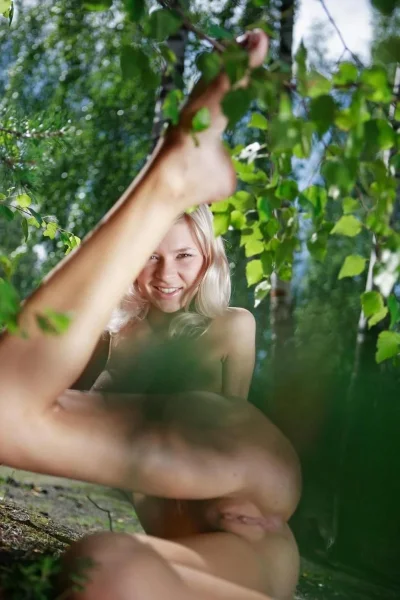 Голая девчонка в позе березка