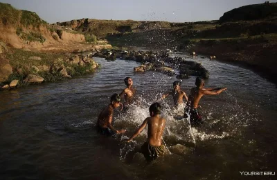 Мальчики купаются в реке