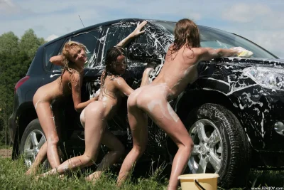 Голые автомойщицы лесби