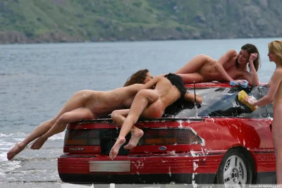 Моет машину