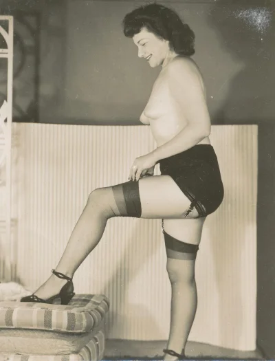 Женщины в чулках ретро