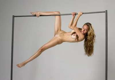 Голые гимнастки-стриптизерши