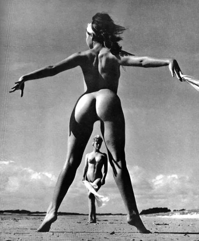 Девушка с веслом скульптура