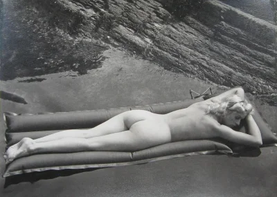 Солнечные ванны ретро ню