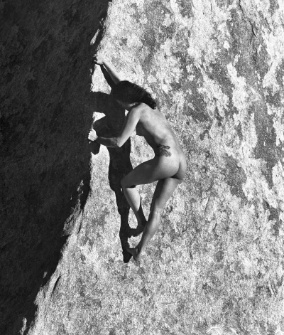 Голые скалолазы на скалах