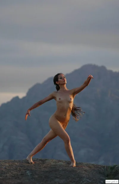 Девушки танцуют голышом