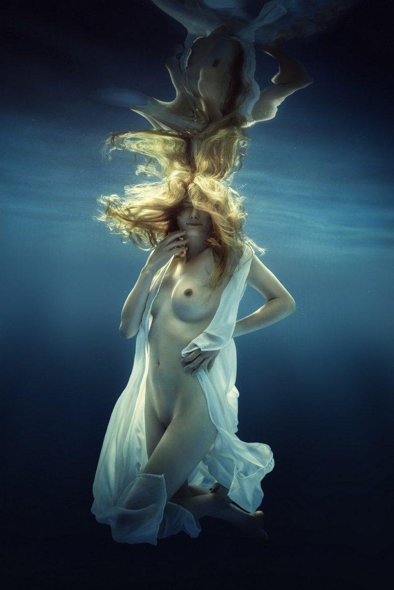 Ню под водой