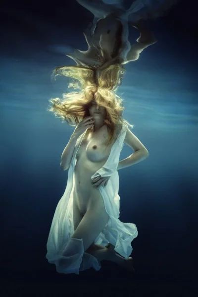 Ню под водой