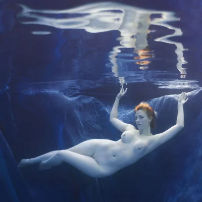 Голые русалки под водой