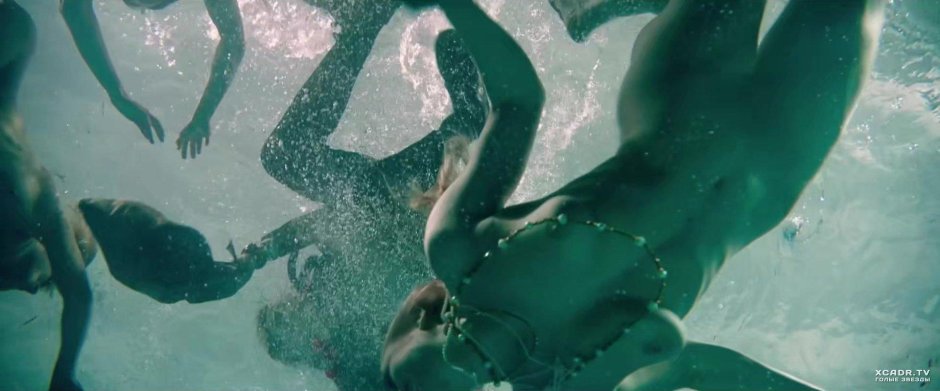 Плавание девушки под водой ню