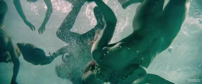 Плавание девушки под водой ню