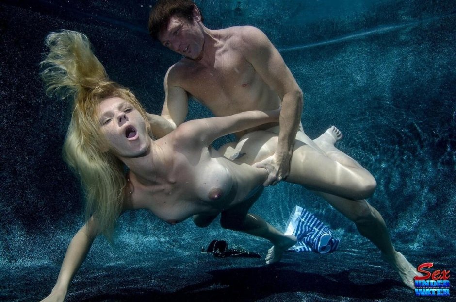 Голые красотки под водой