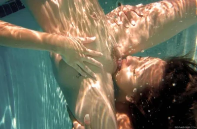 Плавает в бассейне