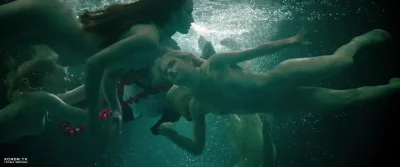 Голая девушка под водой