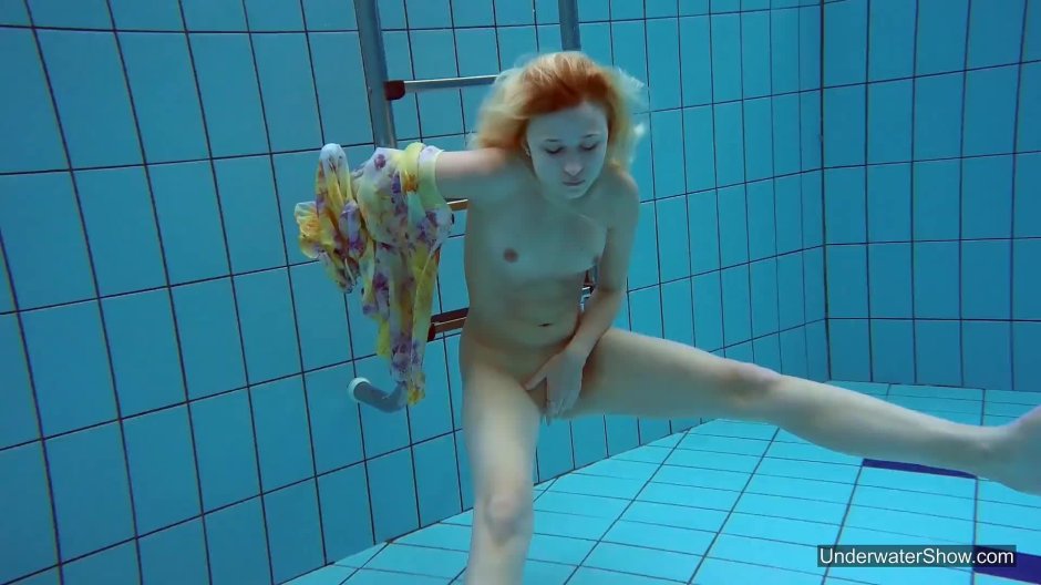 Плавает голышом