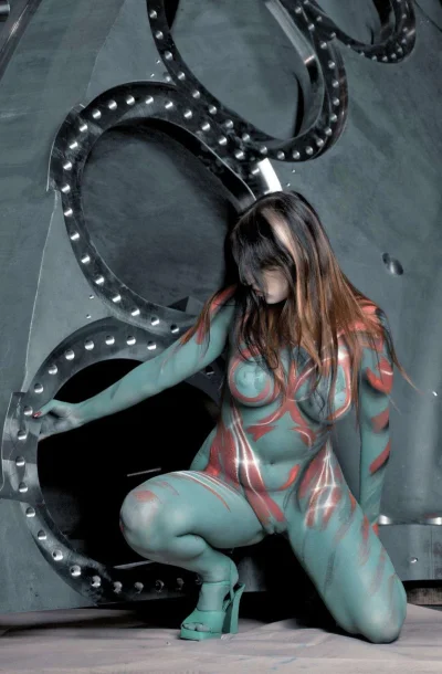 Бодиарт девушки без одежды