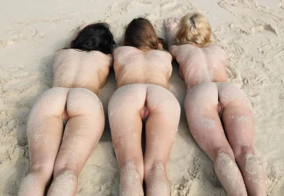 Много голых попок