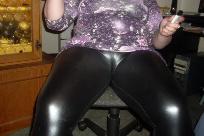 Толстые в кожаных леггинсах голые