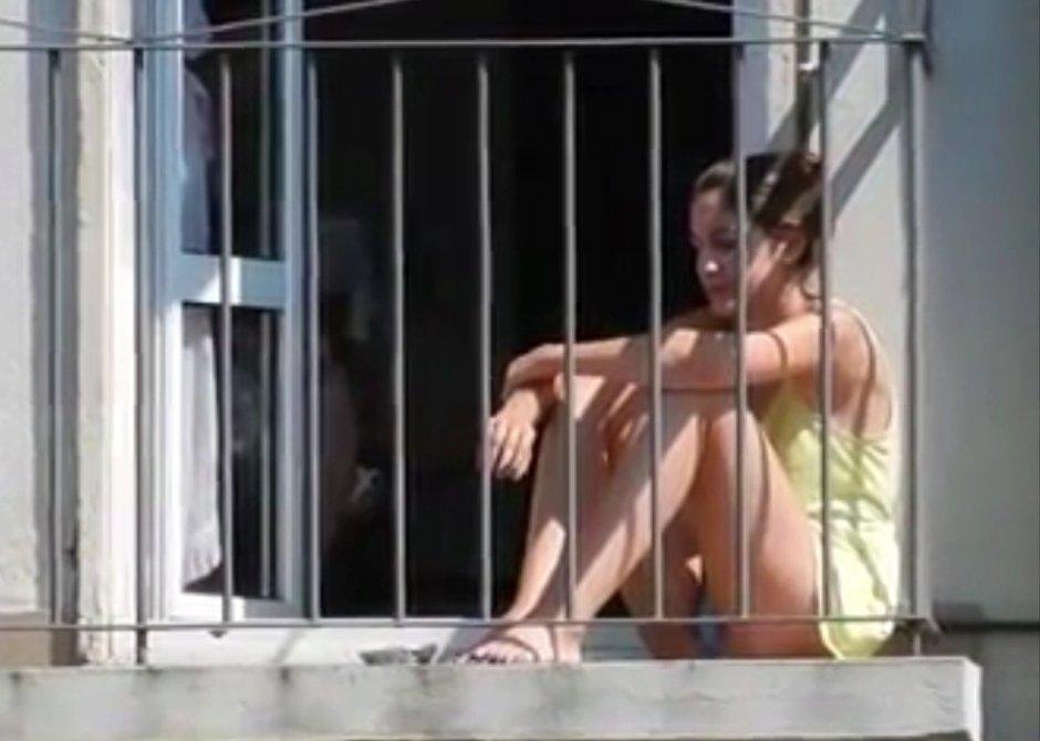 Голая на балконе подсмотренное