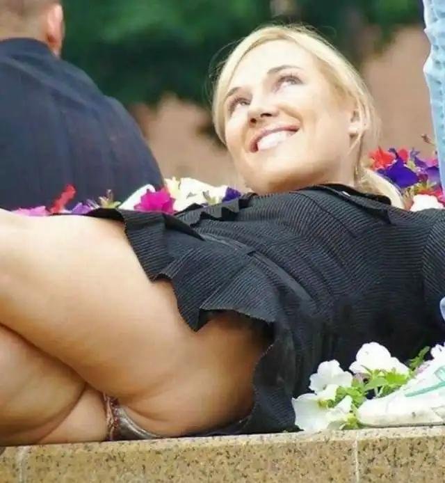 Засветы девушек под юбкой