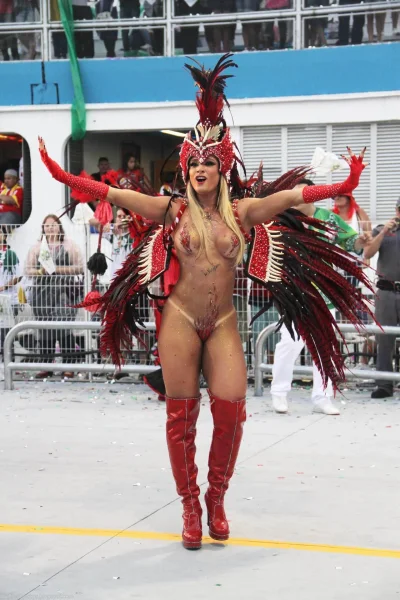 Голый бразильский карнавал