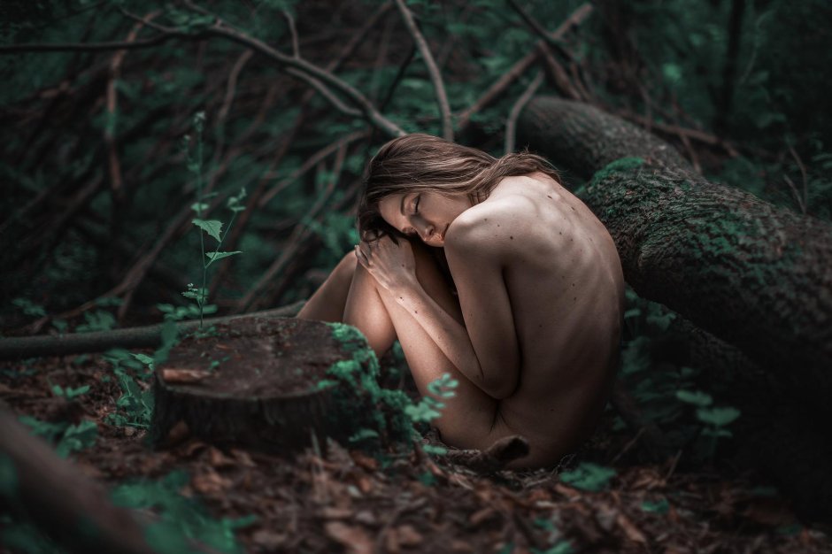 Обнаженная девушка в лесу