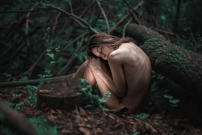 Обнаженная девушка в лесу