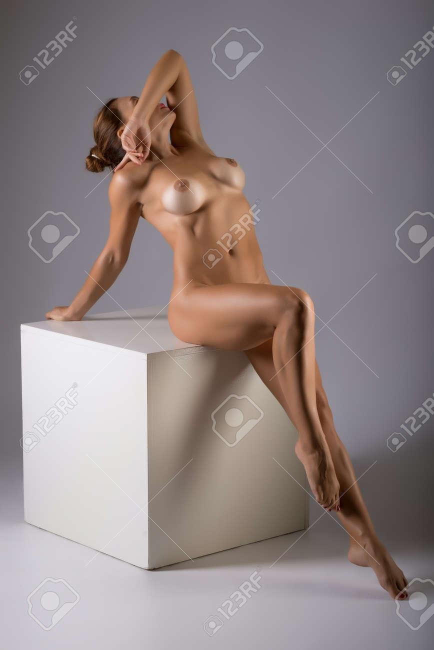 Фигура голой девушки