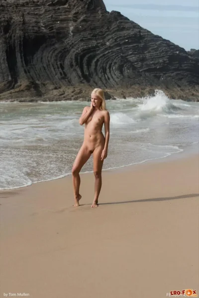 Девки ходят голые по пляжу